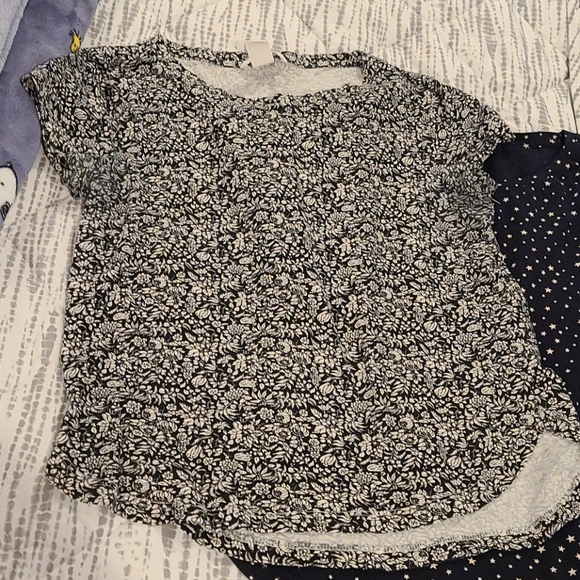 2 H M xs shirts IN $13 BUNDLE ONLY - Picture 4 of 5